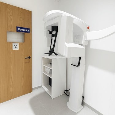 Equipo de rayos X en la clínica dental Dr. Ferrer en Murcia Norte.