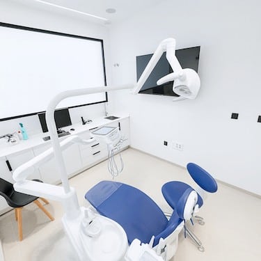 Gabinete dental en Murcia del Dr. Ferrer con sillón odontológico moderno y equipamiento profesional.