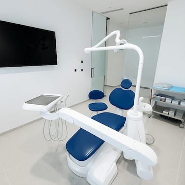 Gabinete dental en Clínica Dr. Ferrer Murcia con sillón odontológico y equipo de última generación.