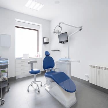 Gabinete dental en Madrid con sillón odontológico y equipos completos de la clínica del Dr. Ferrer