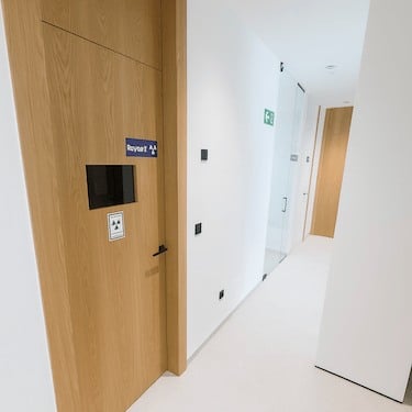 Acceso a la sala de radiografías del centro dental Dr. Ferrer en Murcia Norte.
