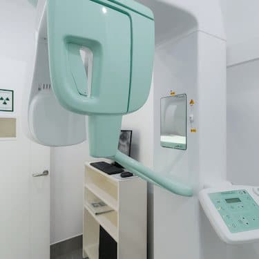 Sala de rayos en la clínica dental del Dr. Ferrer en Madrid con TAC dental y radiografía panorámica