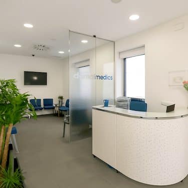 Recepción del centro dental en Madrid del Dr. Ferrer, clínica moderna con atención personalizada