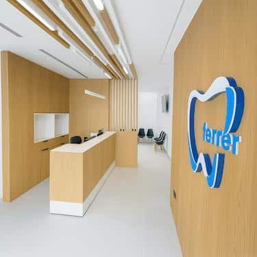 Recepción del centro dental Dr. Ferrer en Murcia Norte.