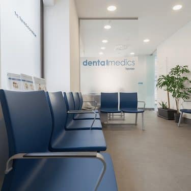 Sala de espera del centro odontológico en Madrid del Dr. Ferrer, espacio cómodo para pacientes