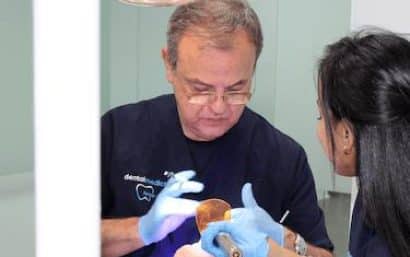 Dr. Ferrer realizando un tratamiento dental con su equipo en la clínica de Chamberí, Madrid