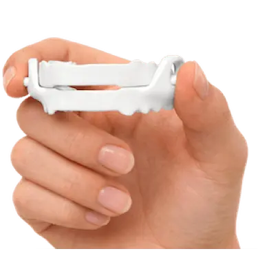 Férula antirronquidos sostenida en la mano utilizada para tratar apnea del sueño