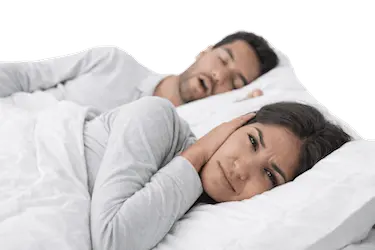 Mujer no puede dormir porque su pareja ronca por la noche