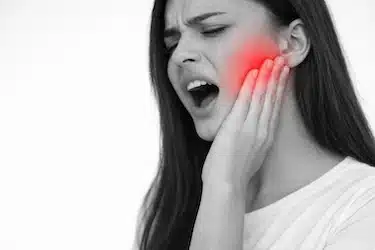 Dolor mandibular con dificultad para abrir la boca por pericoronaritis