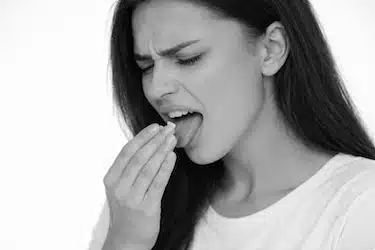 Sabor amargo en la boca por infección en muela del juicio con pericoronaritis