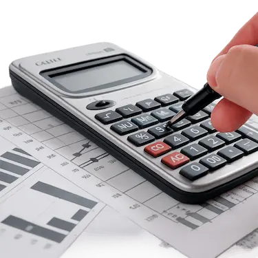 Cálculo del presupuesto de implantología dental con calculadora y documentos financieros