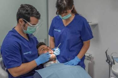 especialistas implantes dentales