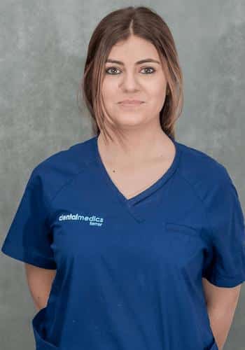 Dra. Paloma Ferrer Maza en retrato profesional como miembro del equipo médico dental