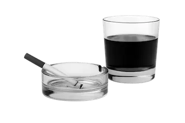 Cigarro y vaso de alcohol, hábitos asociados al mal aliento persistente