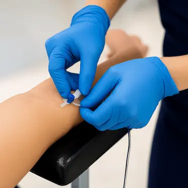 Colocación de vía intravenosa para aplicar sedación consciente en odontología