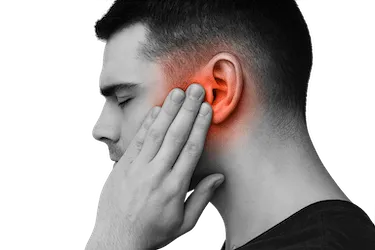Hombre con dolor en la articulación temporomandibular y ruidos al abrir la boca
