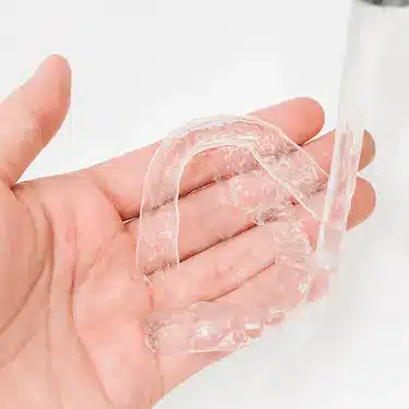 Limpieza diaria de una férula dental con agua