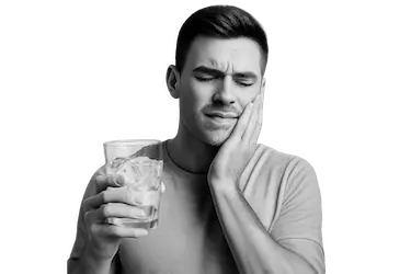 Hombre con dolor al beber frío por sensibilidad dental en los dientes