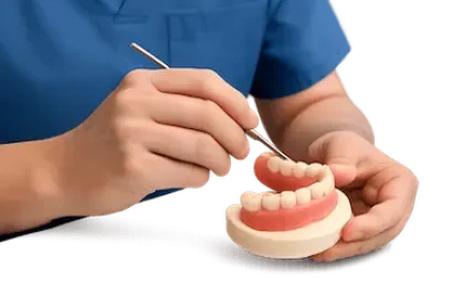 Odontólogo revisando materiales de prótesis dentales sin implantes en clínica dental de Madrid