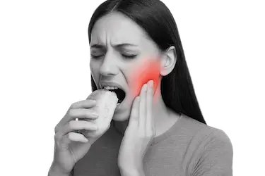 Mujer con dolor al masticar por infección dental asociada a absceso o flemón