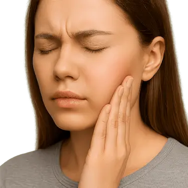 Mujer con dolor facial por absceso dental causado por infección bacteriana en la encía