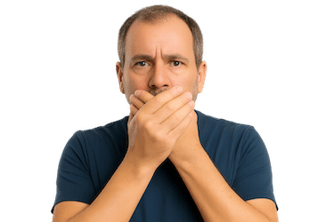 Hombre tapándose la boca por mal aliento por enfermedad periodontal en clínica de Murcia
