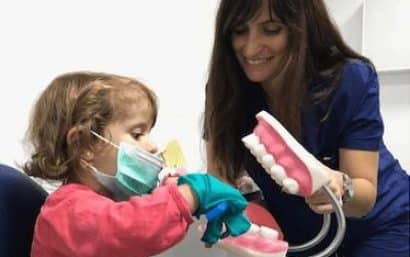 Atención dental infantil realizada por especialistas en odontopediatría en clínica dental de Murcia
