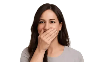 Mujer sonriendo con confianza tras tratamiento de prótesis dentales sin implantes en Murcia