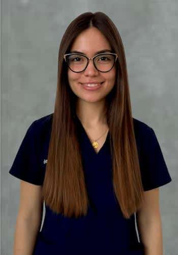 Dra. María Manuera, odontóloga especializada en estética dental y armonización orofacial en Murcia