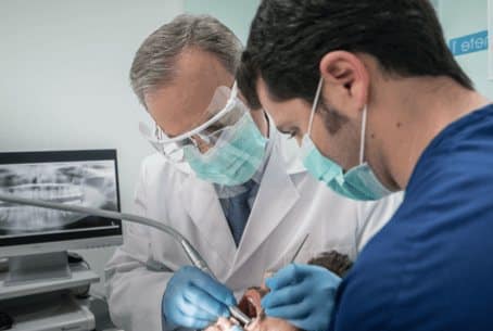 Dentistas Francisco y Jorge Ferrer en su clínica dental en Madrid, especialistas en odontología