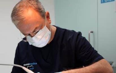 doctor Francisco Ferrer tratando a un paciente durante una atención dental en consulta clínica