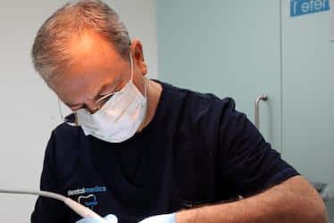 doctor Francisco Ferrer tratando a un paciente durante una atención dental en consulta clínica