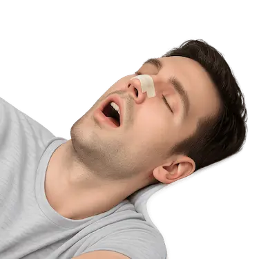 Hombre durmiendo con tira nasal para no roncar pero con la boca abierta roncando