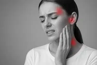 Dolor dental irradiado a oído y cuello tras extracción, típico de alveolitis